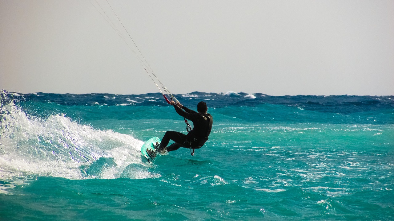 Le kitesurf : La combinaison parfaite évasion et sport pour les vacances