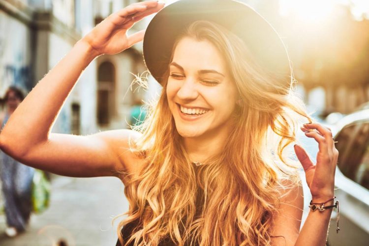 Comment booster une tenue avec un chapeau ?