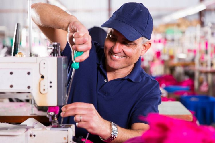 Comment procède un réparateur de machine à coudre ?