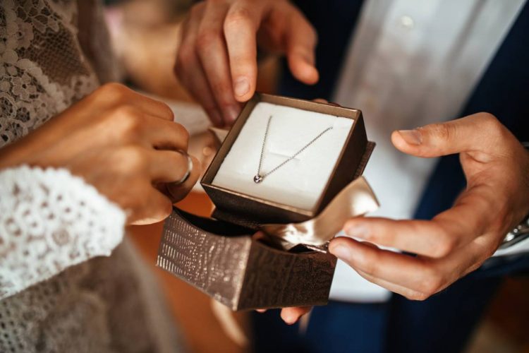 Quel cadeau pour une femme chic ?