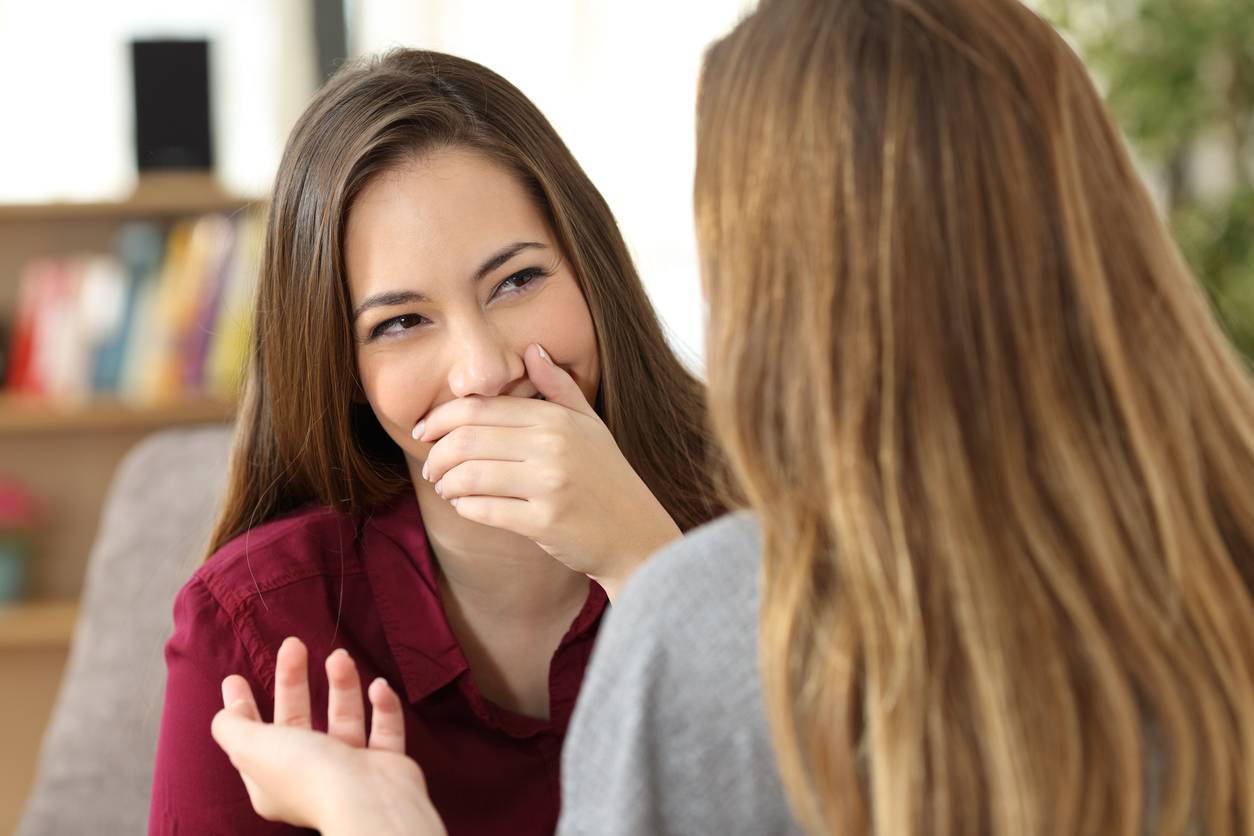 femme qui cache son sourire