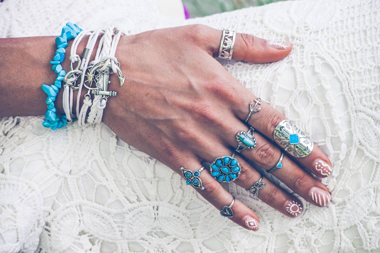 accumulation de bagues; bijoux fantaisie