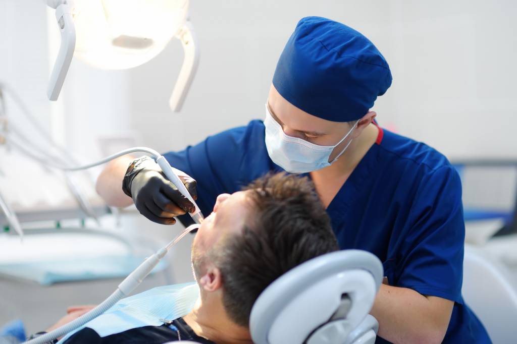 Pose d'implant dentaire