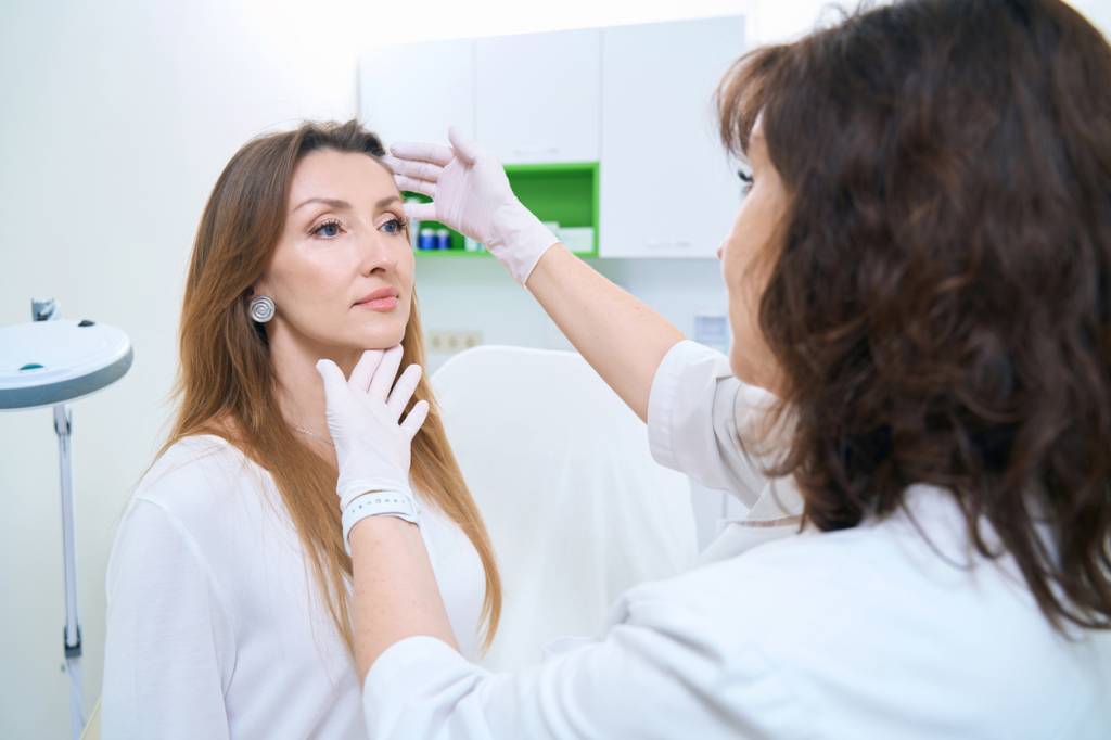 Consultation chez un dermatologue 