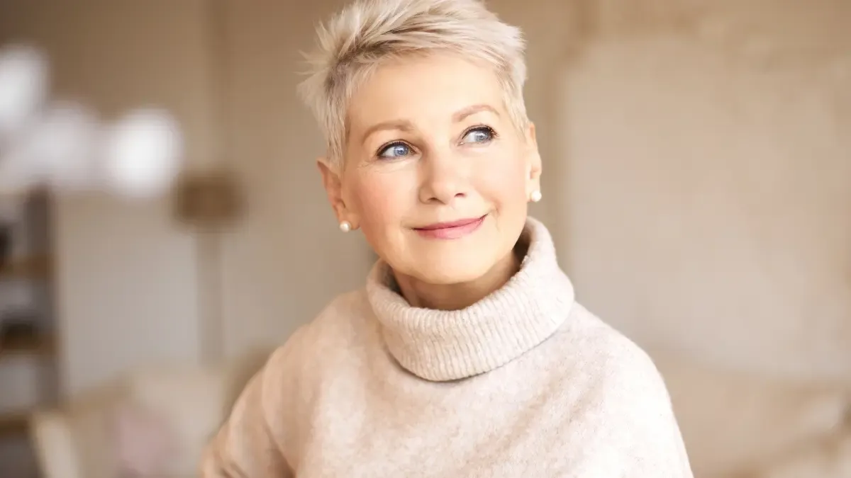 Coupe courte femme moderne : les 18 looks à tester sans hésiter à 60 ans